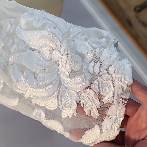 FASHION NOVA brand sheer lace and velvet white size small crop top bell sleeves - Picture 9 of 10